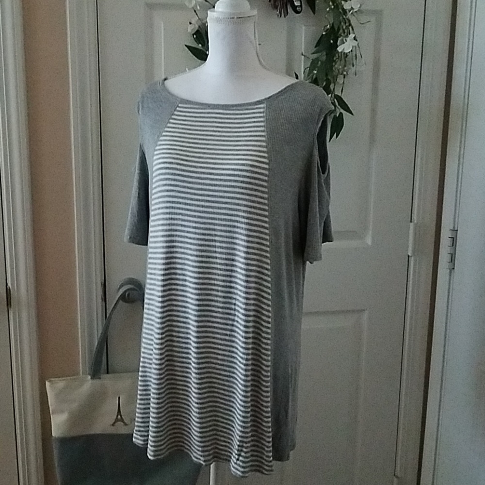 🌺🌺AVA JAMES Tunic top